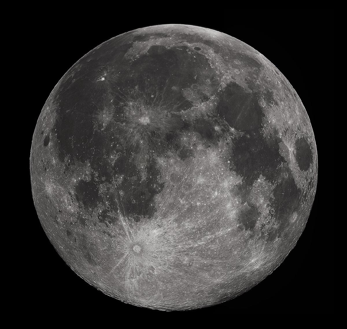 Pleine lune au-dessus d'un potager avec rangs de cultures