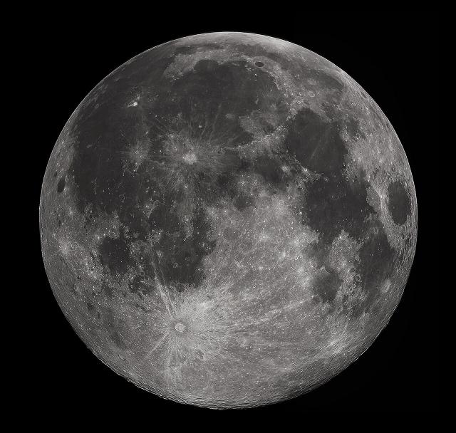 Pleine lune au-dessus d'un potager avec rangs de cultures