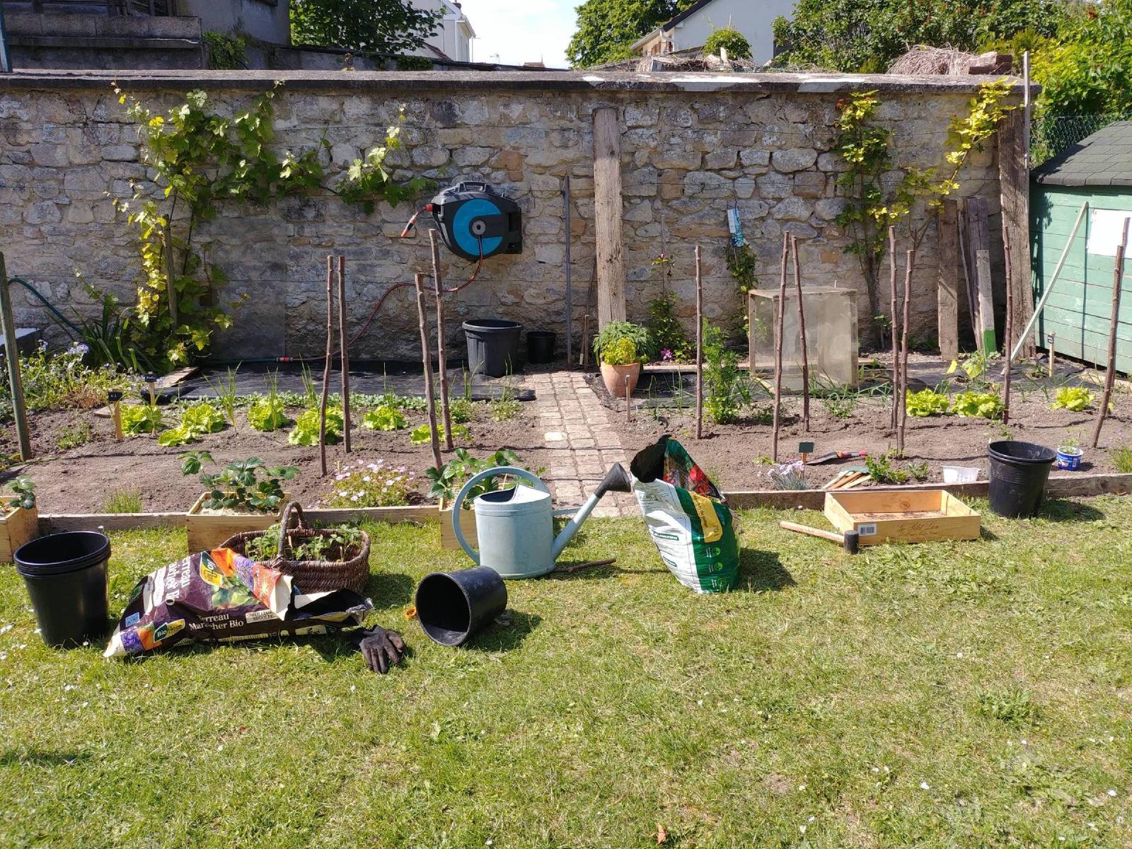 Préparation d'une parcelle de potager avec terre ameublie et amendée